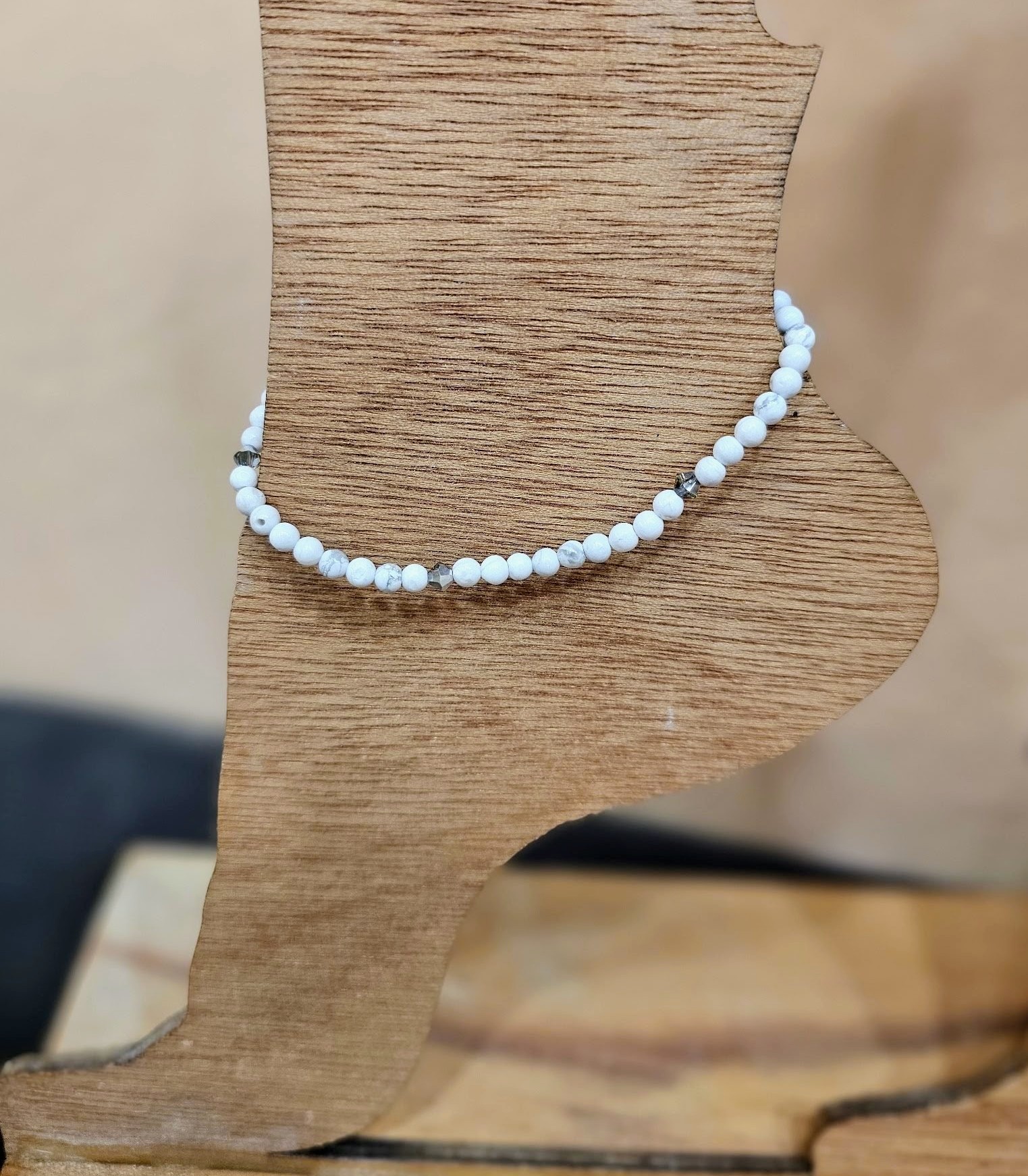 22175.jpg Howlite Anklet - Image 1